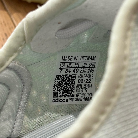 Yeezy Boost 350 v2 Hyperspace - Picture 4 of 13